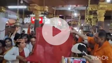 जगदलपुर: बस्तर जिले के एनएचएम कर्मचारियों ने मनोकामना यात्रा रैली निकालकर माता दंतेश्वरी मंदिर में 108 मीटर लंबी चुनरी चढ़ाई