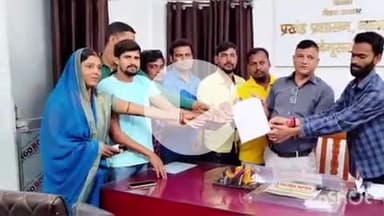 नावकोठी: स्वच्छता पर्यवेक्षक और कर्मी की अनिश्चितकालीन हड़ताल, बीडीओ को सौंपा ज्ञापन