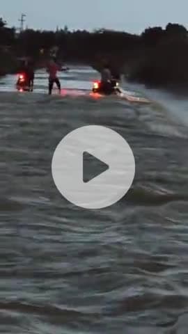 #जसनगर लुनी नदी  रपट पर मोटरसाइकिल सवार बहते बहते बचा। पानी का बहाव तेज से ओर तेज होता जा रहा है।