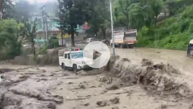 डुंडा: अतिवृष्टि से नौगांव खड्ड में भारी उफान आया, खड्ड का पानी बाजार और घरों में घुसा, उफान में सड़क पर खड़े वाहन भी बहे