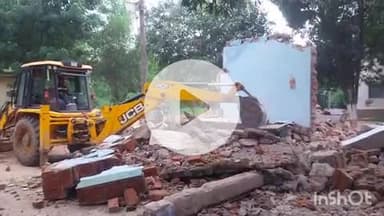 करपी: शनिवार को करपी थाना के पुराने भवन को जेसीबी से तोड़ा गया