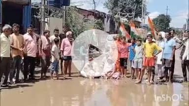 वार्ड 16 की पार्षद सुनीता महाराज सिंह राजोरिया का अनोखा प्रदर्शन, सड़क पर भरे पानी में दिया धरना