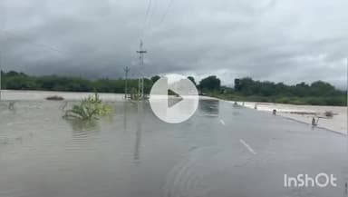 रोहट: रोहट के जैतपुर स्थित सुकड़ीनदी पर तेज बहाव के कारण सुरक्षा की दृष्टि से पुलिस ने यातायात रोका, जवान किए तैनात