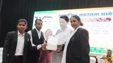 झांसी: स्कॉलरशिप को लेकर वकीलों के दल ने झांसी में मंत्री असीम अरुण को पं. दीनदयाल उपाध्याय सभागार में सौंपा ज्ञापन