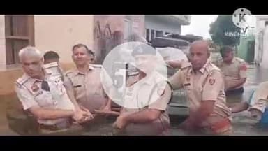 तोशाम: भिवानी पुलिस बनी 'मिसाइल', सागवान गांव में जलभराव से लोगों की मदद कर रही है
