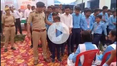 कसिया: कक्षा 7 में पढ़ने वाले छात्र ने कुशीनगर SP के सामने कहा- मैं करूँगा सभी छात्राओं की रक्षा