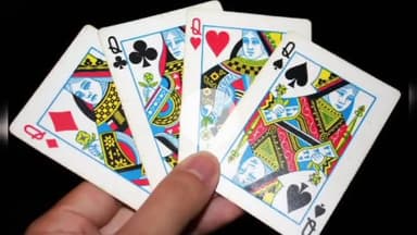 வானூர்: அதனூர் விநாயகபுரம் பகுதியில் பணம் வைத்து சூதாட்டத்தில் ஈடுபட்ட 6 பேர் கைது, 4 பேர் தப்பி ஓட்டம் பணம் மற்றும் 8 இருசக்கர வாகனங்கள் பறிமுதல்