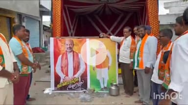 రామడుగు: మండల కేంద్రంలో దేశ ప్రధాని నరేంద్ర మోడీ కేంద్రమంత్రి బండి సంజయ్ చిత్రపటాలకు పాలాభిషేకం చేసిన బిజెపి శ్రేణులు