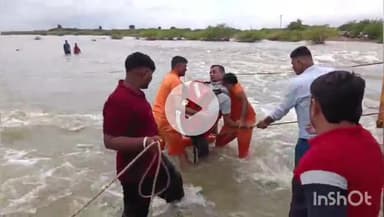 रोहट: रोहट के सांवलता खुर्द स्थित नदी की रपट पर ट्रैक्टर ट्रॉली सहित बहे तीन युवकों का SDRF टीम ने किया रेस्क्यू