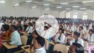 बिश्रामपुर: रामचंद्र चंद्रवंशी विश्वविद्यालय के सभागार में युवा संवाद कार्यक्रम आयोजित