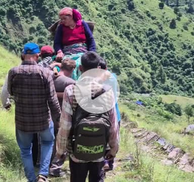 घाट: नंदानगर के लुंतरा गांव में जंगल में घास लेने गई महिला चट्टान से गिरी, 2 किमी पैदल चलकर पालकी से सड़क तक पहुंचाई गई