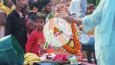 करछना: अरैल संगम घाट पर ढोल नगाड़ों की थाप के साथ नम आंखों से गणेश प्रतिमा का विसर्जन किया गया, पुलिस की रही तैनाती