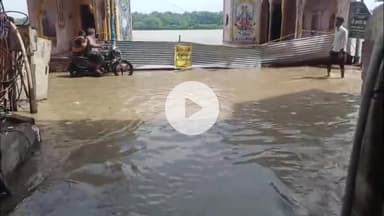 मथुरा: पुलिस घाटों से लेकर यमुना में डूबे घरों तक मुस्तैद