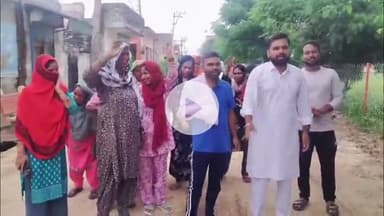 थानेसर: गांव खेड़ी मारकंडा में टूटी सड़कों को लेकर ग्रामीणों ने जताया रोष, सड़क पर किया प्रदर्शन