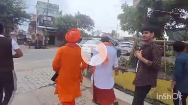 संभल: तिवारी सरायमंदिर के महंत राजेंद्र प्रसाद शास्त्री, राष्ट्रीय सनातनी सेना भारत के अध्यक्ष, डॉ. हनुमान मंदिर पहुंचे