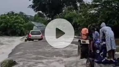 झौथरी: खांडिया किशनपुरा पुल पर तेज बहाव में बही बैंक मैनेजर की कार, पुलिया के सेफ्टी पिलर से रुकी