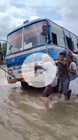 #लाङवा #लुनीनदी के अन्दर सावधानीपूर्वक बस को बाहर निकाल लिया गया @रिया बङी