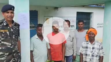 गुमला: PLFI को हथियार सप्लाई करने वाले फरार अभियुक्त के घर पुलिस ने इश्तेहार चिपकाया, आत्मसमर्पण की चेतावनी दी