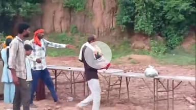 पवई: पवई में नम आँखों से बप्पा को विदाई दी गई, साइकिल पर विराजमान गणेश प्रतिमा रही आकर्षण का केंद्र