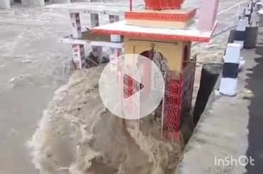 रानी: रानी में हो रही मूसलाधार बारिश से आवागमन अस्त-व्यस्त, प्रशासन ने सावधानी बरतने की की अपील