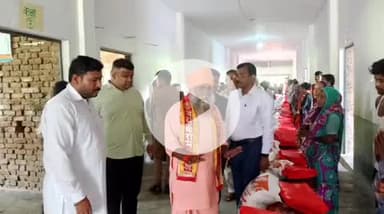 बीसलपुर: टोडरपुर और जोशी कॉलोनी में भाजपा विधायक और एसडीएम ने बांटी बाढ़ राहत किट