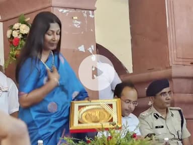 गया टाउन सीडी ब्लॉक: पितृपक्ष मेले में राज्य सरकार के मंत्री व कमिश्नर डॉ. सफ़ीना एएन व IG को स्मृति चिन्ह भेंट कर सम्मानित किया गया