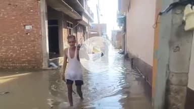 शाहजहांपुर: गर्रा और खन्नौत नदी खतरे के निशान से हुई ऊपर, कालोनियों में पानी भरने से अपने घरों में फंसे लोग