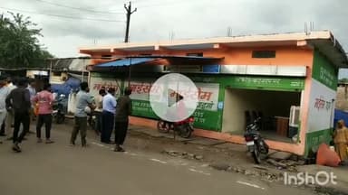 मालथोन: मालथौन में प्रशासन की बड़ी कार्रवाई, ओवरब्रिज के पास चार दुकानें सील