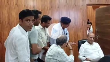 भीलवाड़ा: प्रभारी सचिव चिकित्सा शिक्षा महात्मा गाँधी अस्पताल पहुंचे, नर्सेज़ यूनियन ने नर्सेज़ की मांग को लेकर सौंपा पत्र