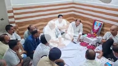 धौलपुर: गिरिराज मंत्री ने कांस्टेबल चालक संदीप शर्मा के घर जाकर परिजनों को ढांढस बंधाया