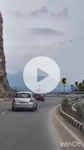 कंडाघाट: NH-5 पर कंडाघाट के समीप गाड़ी में सनरूफ से बाहर निकलकर सफर करते पर्यटक, सोशल मीडिया पर वीडियो वायरल