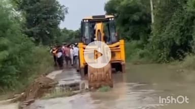 पलवल: सरकारी विभाग के अधिकारियों ने जेसीबी से मोहना से बागपुर जाने वाली पक्की सड़क खुदवाई, बागपुर में विनाश की आशंका