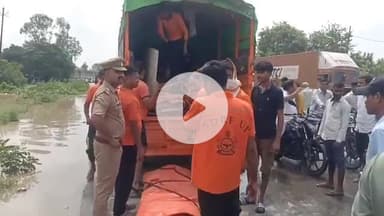 शाहजहांपुर: गर्रा नदी का जलस्तर बढ़ने से बरेली मोड़ के पास लखनऊ-दिल्ली हाईवे पर बाढ़ का पानी बहने लगा, मौके पर SDRF की टीम पहुंची