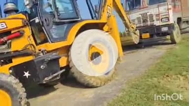 बिधूना: कोतवाली बिधूना क्षेत्र के सामपुर मार्ग पर कंटेनर पलटने से आधा दर्जन से अधिक गोवंशों की हुई मौत