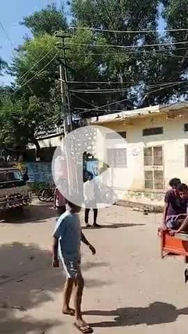 महिलाएं पुरुष नृत्य करते हुए गणेश जी को विसर्जन के लिए ले जाते हुए