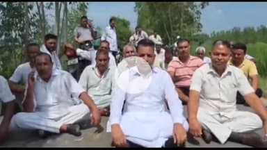 जगाधरी: खानपारा रोड पर पाइप डलवाने को लेकर बीएसपी नेता ने ग्रामीणों के साथ सड़क पर किया प्रदर्शन