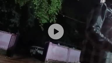 झांसी: पोस्टमार्टम हाउस के कर्मचारी से दबंग एंबुलेंस चालक ने कहा, 'मुंडी मरोड़कर फेंक देंगे', वीडियो वायरल