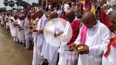 करपी: किंजर में पुनपुन नदी के किनारे पिंडदान करने शनिवार को दूसरे राज्यों से पहुंचे कई लोग