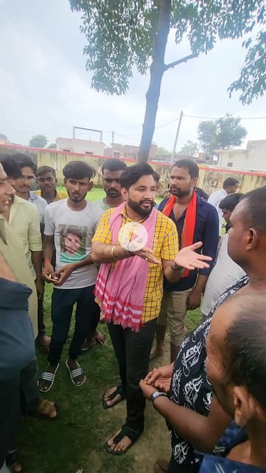 #शाहजहांपुर
 जनपद के विधानसभा क्षेत्र ददरौल के अंतर्गत ग्राम चांदपुर में सरकारी अस्पताल की बहुत ही बुरी व्यवस्था चल रही है। सरकारी डॉक्टर मौके पर मजबूत नहीं ग्राम वासियों का आरोप है कि जो भी  डॉक्टर की वहां पर पोस्टिंग है वह डॉक्टर महीने मे