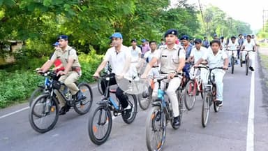 झांसी: झांसी रेल मंडल में फिट इंडिया के संडे ओवीसाइकिल रैली का आयोजन, रेल प्रबंधक कार्यालय से सुरक्षा बल कार्यालय तक निकाली गई