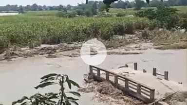 पूरनपुर: ध्रुव कॉलोनी में शारदा नदी कटान से परेशान ग्रामीणों ने गांव को बचाने की मांग को लेकर धरना दिया