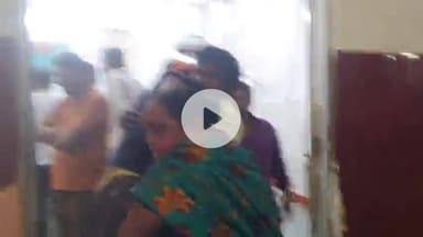 रामपुर: जिला अस्पताल की इमरजेंसी में मरीजों के तीमारदार हो रहे परेशान, मरीज को गोद में उठाकर ले जाते दिखे तीमारदार