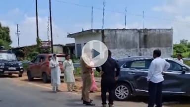 झांसी: सुजवाहा तिराहे पर ट्रक ने कार को मारी टक्कर, परिवार सहित सभी सुरक्षित, कार हुई क्षतिग्रस्त