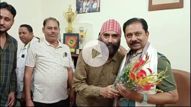 लोहरदगा: सदर थाना स्थित आवास पर नवनिर्वाचित पदाधिकारियों ने पूर्व राज्यसभा सांसद से मिलकर जनहित में कार्य करने का जताया भरोसा