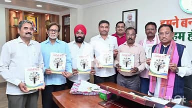 जगदलपुर: मुख्यमंत्री ने लालबाग मैदान में होने वाले स्वदेशी मेले के ब्रोशर का विमोचन किया