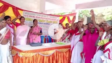 गुमला: कचहरी परिसर में हड़ताली वृक्ष के पास झानद महिला मंडल सहयोग संचालन समिति की बैठक संपन्न