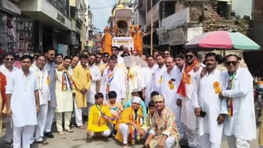 रामपुर: रविवार को नगर क्षेत्र में दशलक्षण महापर्व के अवसर पर जैन समाज ने श्री जी की भव्य शोभायात्रा का आयोजन किया