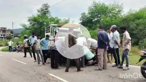 कोटला: 32 मील रानीताल रोड पर कार और पिकअप गाड़ी के बीच हुई जोरदार टक्कर, गाड़ी में बैठे लोग हुए घायल