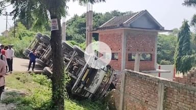 जौनपुर: ड्राइवर की लापरवाही से कोयला लदी ट्रक पलटी, बड़ा हादसा टल गया