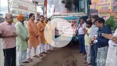 प्रतापगढ़: निःशुल्क मां विंध्यवासिनी दर्शन यात्रा की पहल, भाजपा नेता ने भंगवा चूंगी से दर्शनार्थियों को रवाना किया